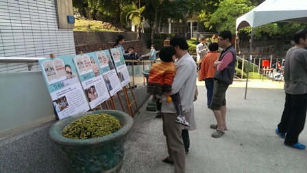 民眾駐足欣賞真人圖書看板