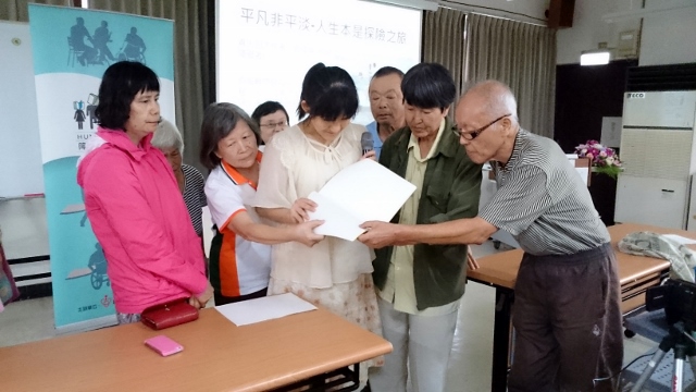 現場讀者與人書袁佳娣小姐互動,體驗摸點字